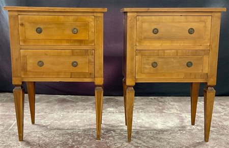 Coppia di comodini a due cassetti in legno lastronati e filettati con quattro g