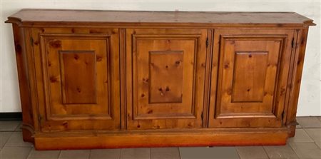 Credenza di forma scantonata a tre ante pannellate (cm 195x 88x42) (difetti e m
