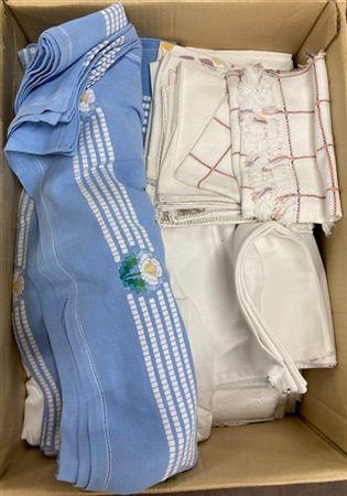 Tre cartoni contenenti biancheria per la casa (difetti)