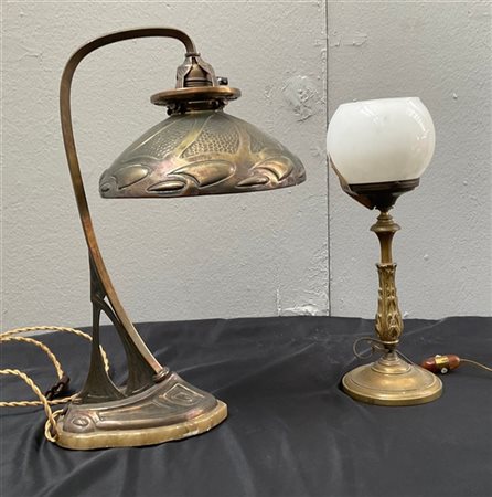 Lampada da tavolo con fusto in ottone, diffusore globulare in vetro lattimo uni