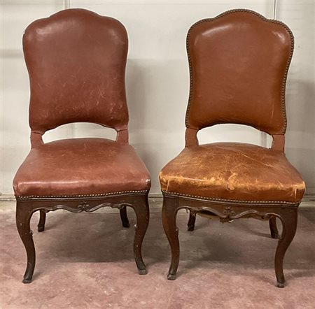 Coppia di sedie in noce con schienale e fasce mosse intagliate. Secolo XVIII (d