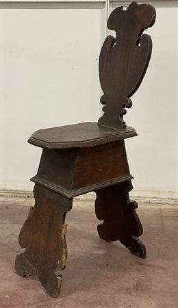 Antico sgabello in noce con schienale e gambe sagomate decorate a ricciolo (dif