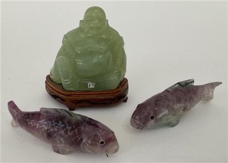 Lotto composto da una scultura raffigurante Buddha e due carpe in pietra dura
C