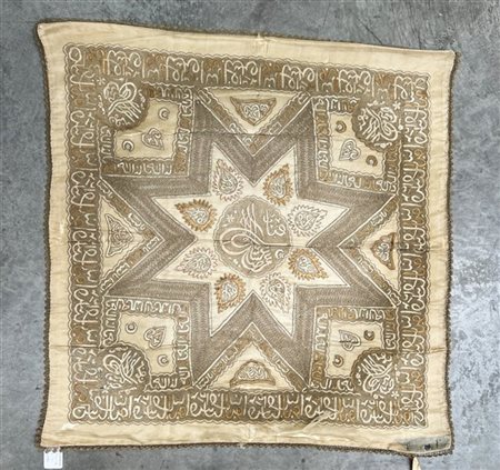 Ricamo in fili metallici su taffetà di seta beige, recante Turgà (sigillo) del