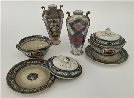 Lotto composto da una coppia di piccole zuppiere in ceramica inglese con coperc
