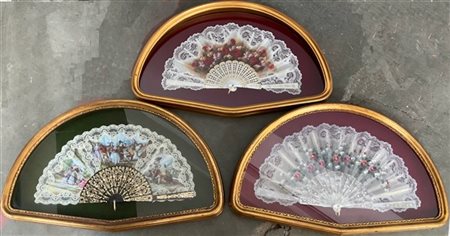 Gruppo di tre teche per ventagli in legno dorato contenenti ventagli di produzi