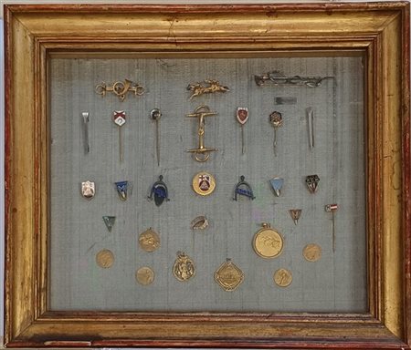 Lotto composto da numerose medaglie, pinces, spille e spilloni