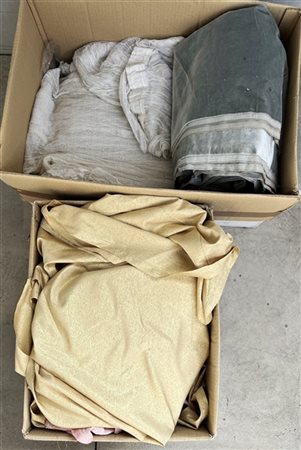Due cartoni contenenti biancheria e tovaglie per la tavola, frammenti di tessut