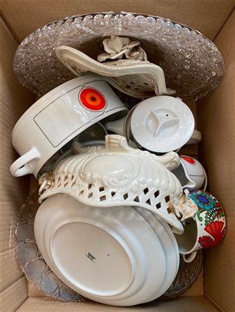 Due cartoni contenenti oggetti di uso e materiali diversi (difetti)