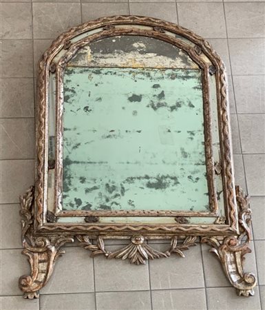 Specchiera in legno laccato, argentato e dorato. Secolo XVIII (cm 131x90) (dife