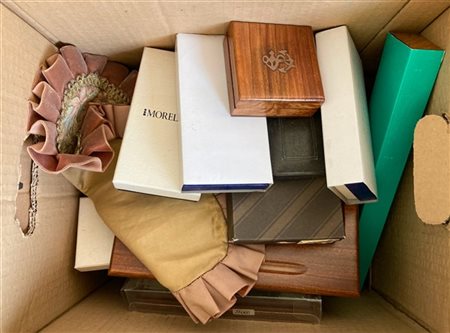 Cartone contenente numerosi oggetti di uso ed epoche diverse (difetti)