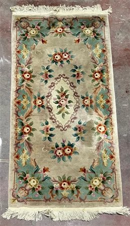 Tappeto cinese, secolo XX. Decoro floreale di ispirazione francese su campo noc