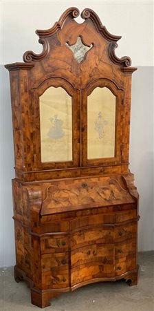 Mobile a due corpi lastronato in noce e radica di noce, con parte inferiore a t