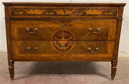 Antico cassettone lastronato in noce e filettato in legni chiari e bois de rose