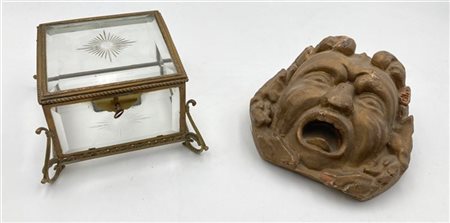 Lotto composto da una scatola in cristallo e metallo dorato e un mascherone in