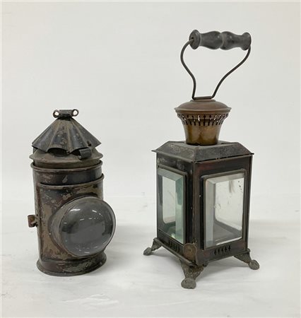Lotto composto da due lanterne in metallo e vetro di diversa epoca e decoro