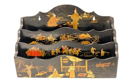 Portadocumenti da tavolo in legno con profili sagomati e decorato con figure or