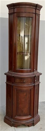 Angoliera a due corpi con fronte convessa decorata da filettature, parte inferi