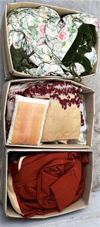 Lotto composto da tre cartoni contenenti numerosi tendaggi confezionati con tes