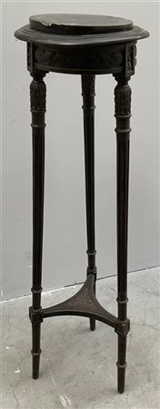 Colonna tripode portavaso in legno intagliato con piano tondo in marmo nero. (h