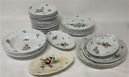 Società Ceramiche Richard, parte di servizio di piatti in ceramica a decoro flo