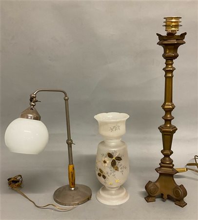 Lotto composto da tre lampade in vetro e metallo di diversa epoca e decoro (dif