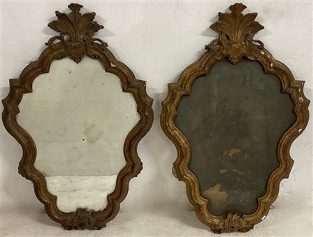 Coppia di specchiere di forma sagomata in legno intagliato e dorato con cornici