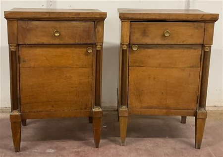 Coppia di comode Impero in ciliegio ad un cassetto e un'anta con montanti a mez