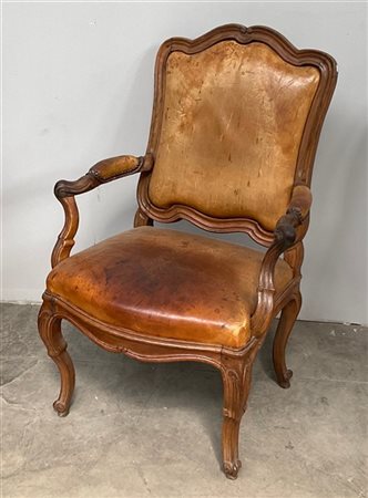 Poltrona in legno intagliato, schienale sagomato; fascia, gambe e braccioli mos