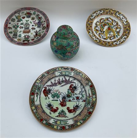 Lotto composto da una potiche e tre piatti in porcellana policroma
Cina, sec. X