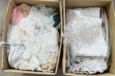 Lotto composto da due cartoni di tende in tulle decorate a pois e tessuti vari