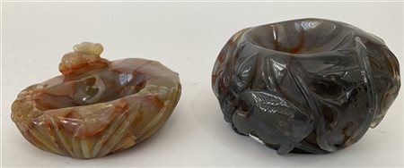 Lotto composto da due posaceneri in pietra dura decorati a fiori, coniglio e pe