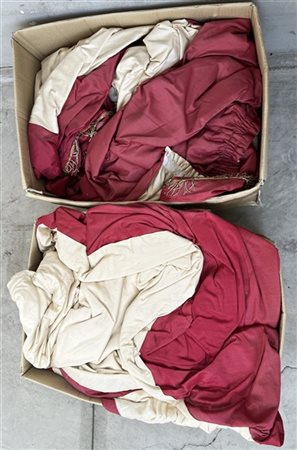 Lotto composto da due cartoni contenenti tende color rosso foderate (difetti)