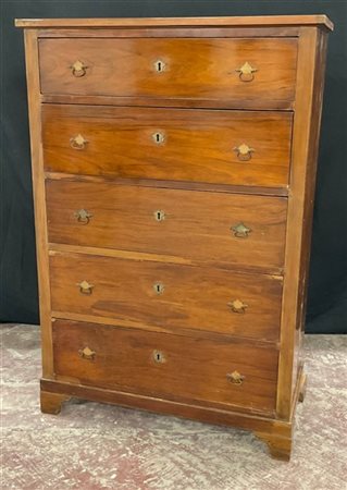 Cassettiera in legno a cinque cassetti, piedi a mensola e guarnizioni in metall