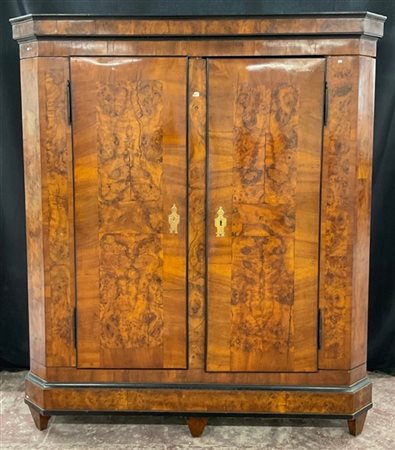 Armadio lombardo lastronato in radica con cornici in legno ebanizzato. Fronte a