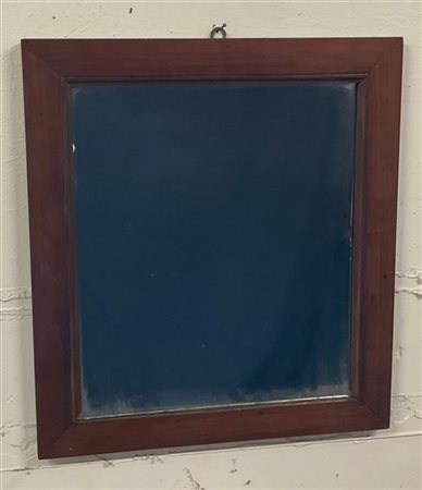 Lotto composto da due specchi da parete con cornici, misure diverse (difetti e