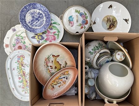 Due cartoni contenenti zuppiere e vassoi in ceramica di manifatture differenti