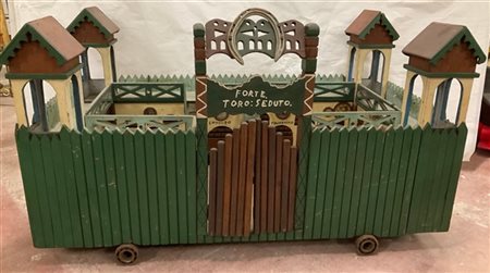 Fortino giocattolo in legno dipinto montato su base con ruote (cm 95 x 53 x 52)