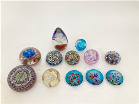 Cartone contenente dodici press papier in vetro di diversa fattura ed epoca (di