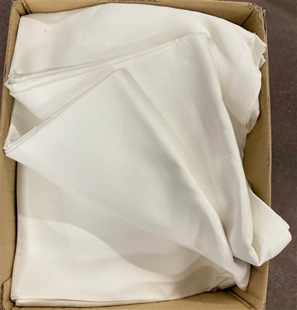 Tre cartoni contenenti numerose lenzuola in tessuto bianco (difetti)
