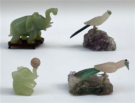 Lotto composto da due elefanti in giada e due uccelli in pietra dura su basi in