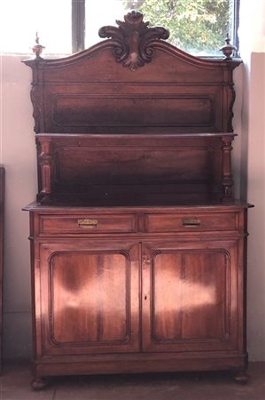 Mobile con alzata in noce con parte superiore ad una mensola e cimasa intagliat