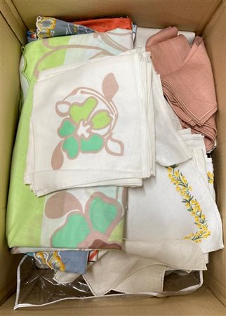 Tre cartoni contenenti biancheria per la casa di diversa fattura (difetti)