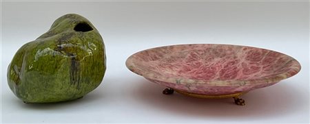 Lotto composto da un centrotavola in marmo rosa con base in metallo a piedi fer