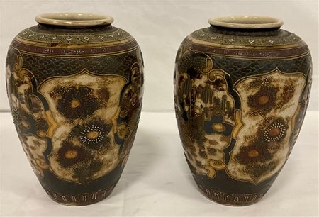 Coppia di vasi in ceramica Satsuma decorati in policromia e dorature con figure
