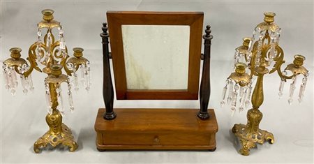 Lotto composto da due candelieri a quattro fiamme e una psiche da tavolo con co