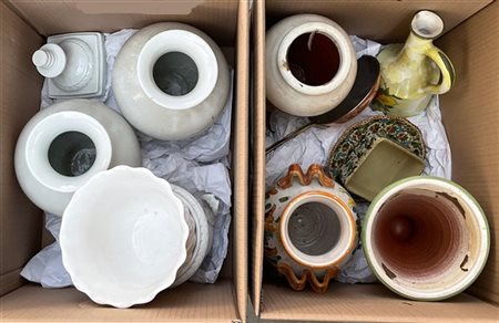 Due cartoni contenenti vasi in ceramica e terracotta di manifatture differenti