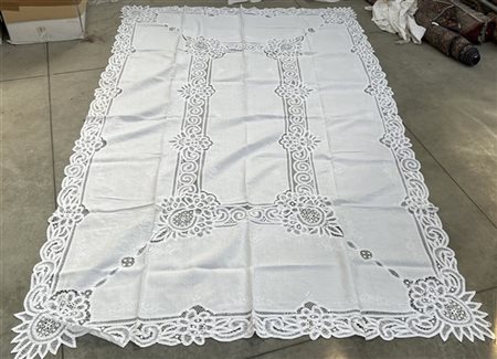 Lotto composto da due tovaglie in pizzo e tessuto (cm 245x157
