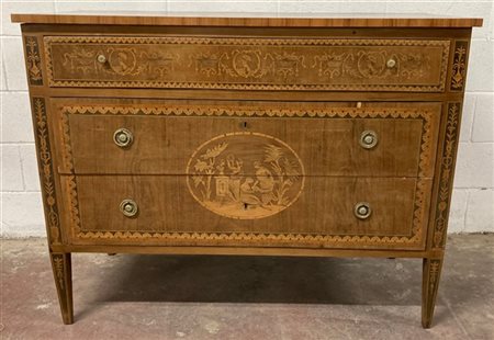 Antico comò a due cassetti e mezzo con fronte, fianchi e coperchio interamente