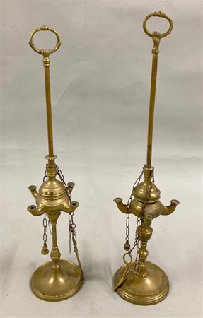 Lotto composto da due lampade fiorentine in bronzo con coppa a quattro fiamme,